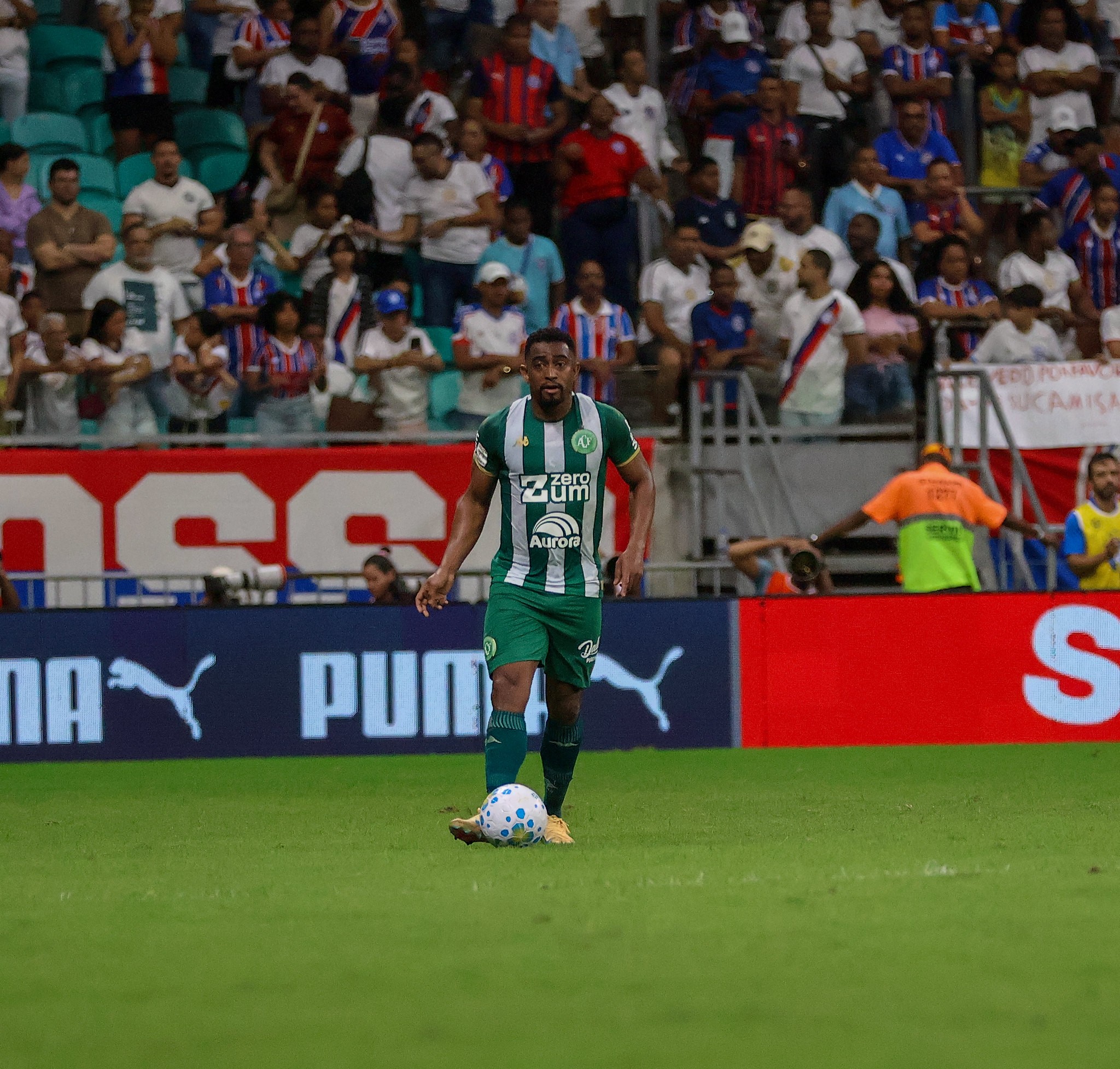 Chapecoense encaminha saída de lateral para o Goiás