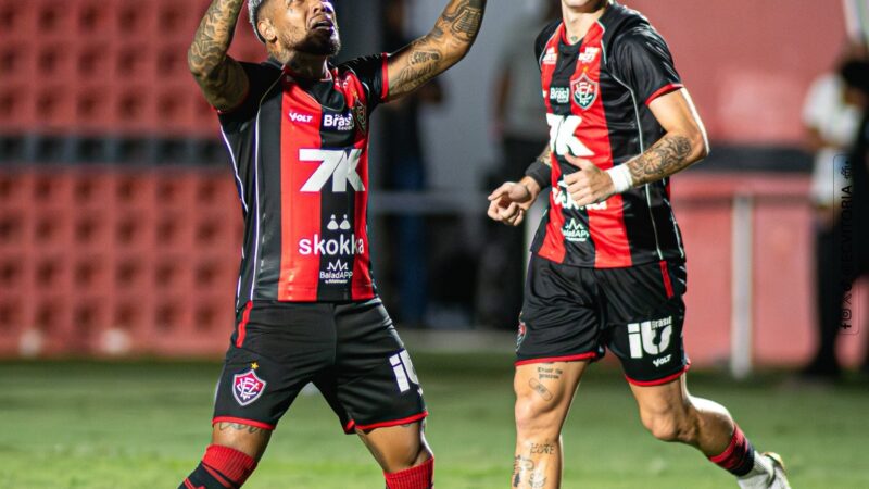 Marinho se emociona com primeiro gol no retorno ao Vitória e brinca: “Pode me botar de goleiro”