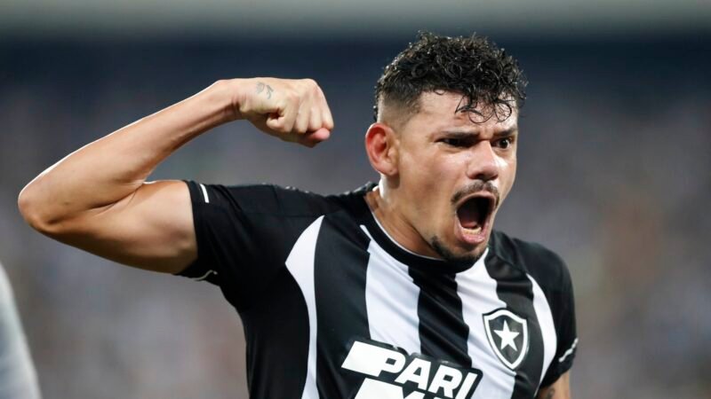 Botafogo anuncia a contratação do atacante Tiquinho Soares