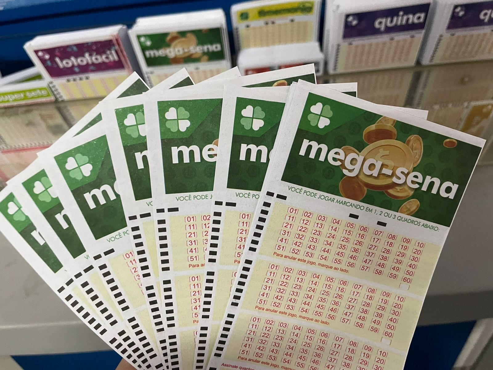 Mega-Sena pode pagar prêmio de R$ 100 milhões neste domingo; acompanhe ao vivo