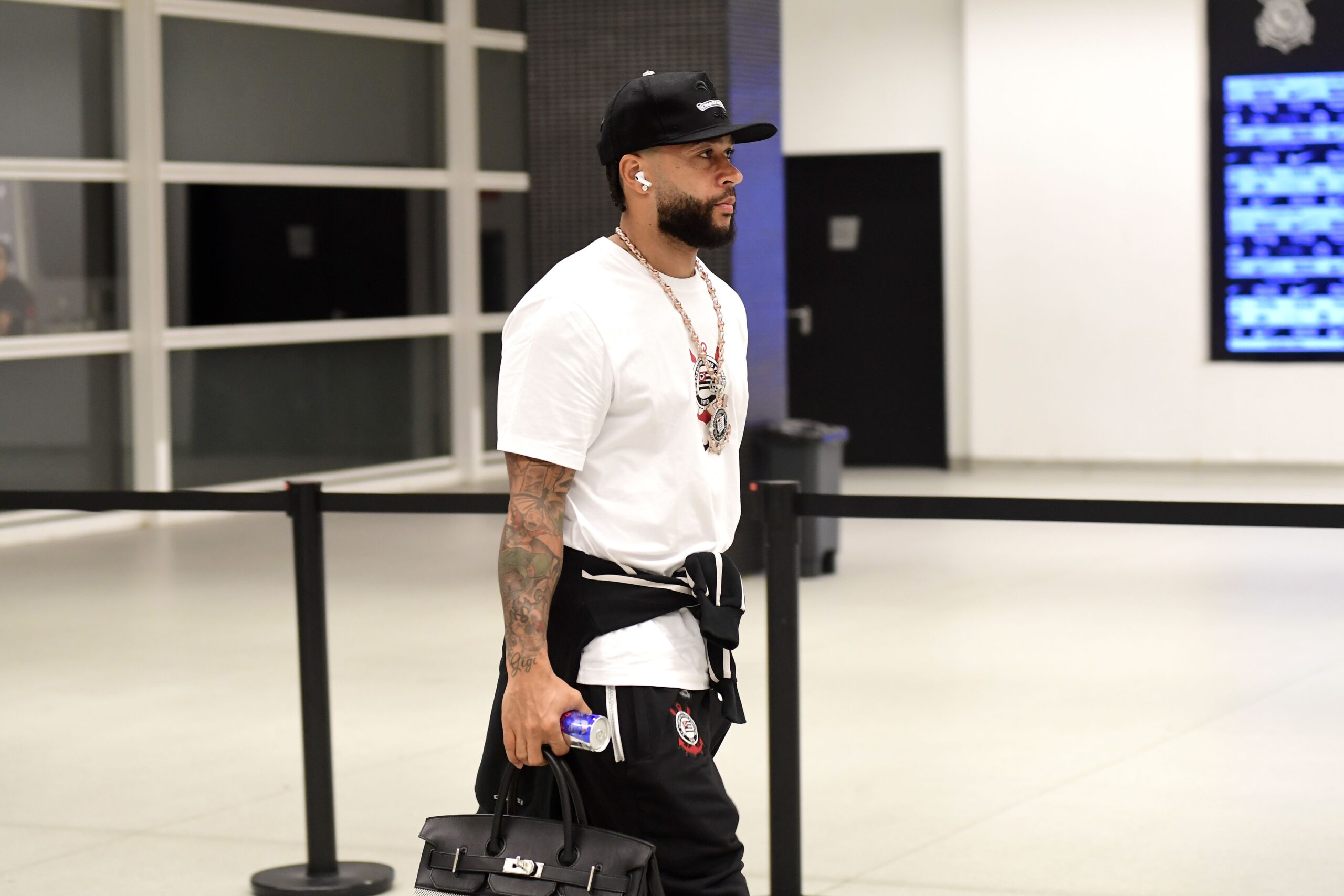 Memphis embarca na Holanda e é aguardado em SP para finalizar negociação com o Corinthians