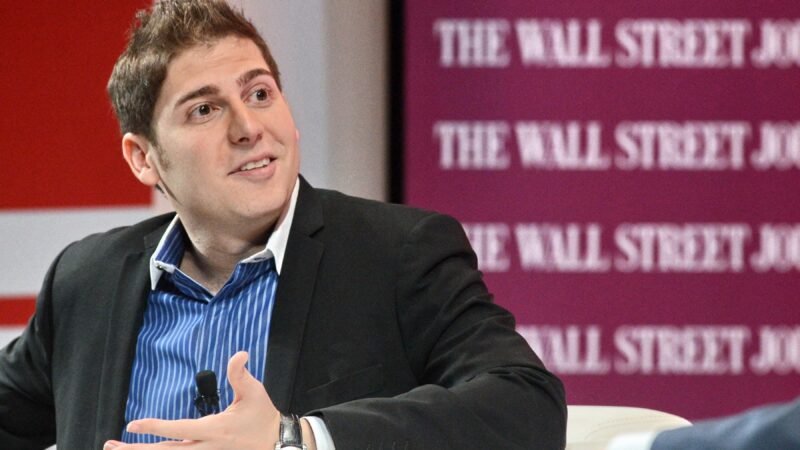 Bilionário brasileiro Eduardo Saverin se junta a Jeff Bezos da Amazon e compra 30% do Liverpool da Inglaterra