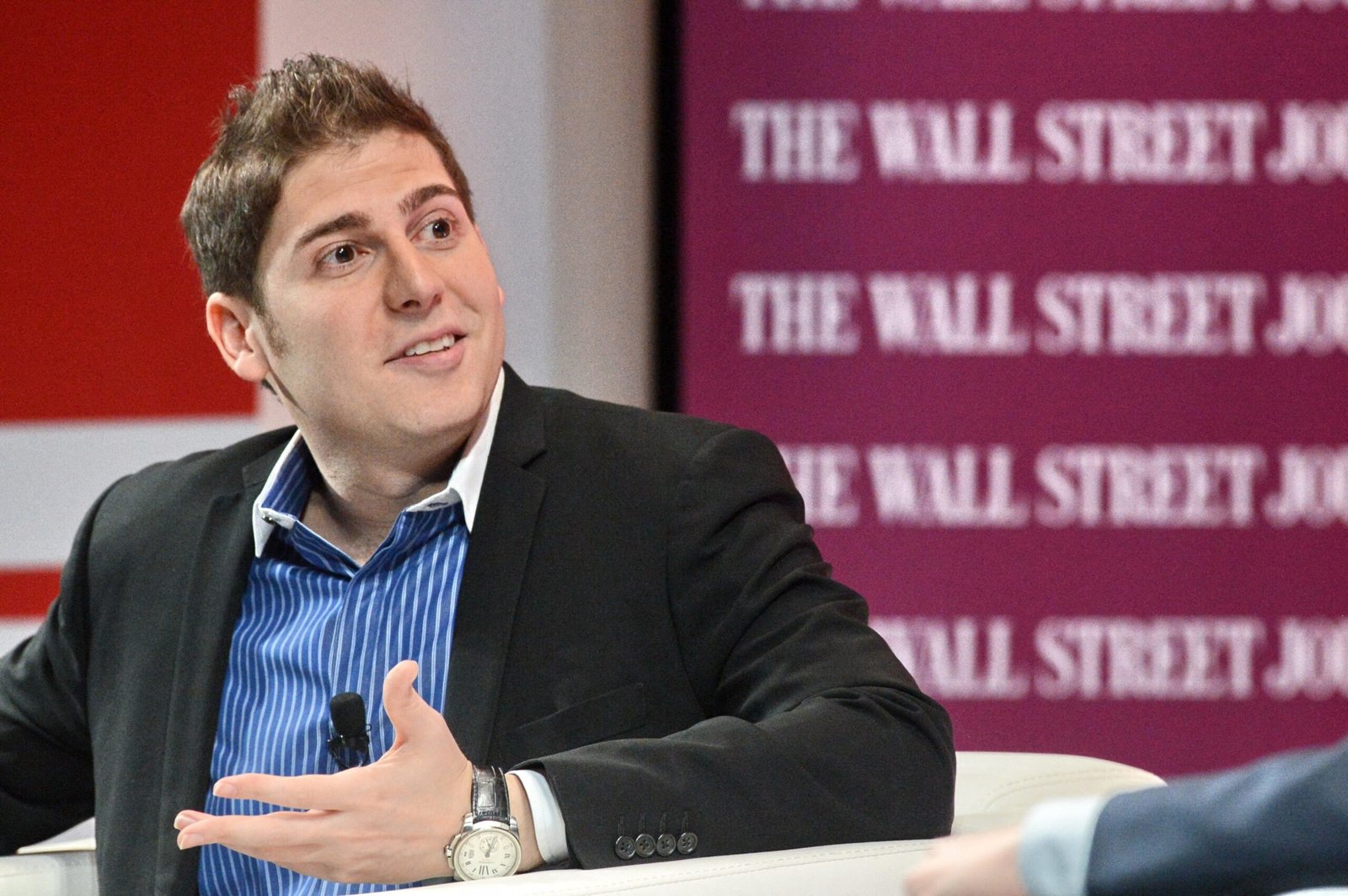 Bilionário brasileiro Eduardo Saverin se junta a Jeff Bezos da Amazon e compra 30% do Liverpool da Inglaterra