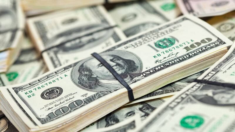 Dólar abre em queda, de olho em inflação e ata do Copom