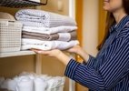 Armário com cheiro de mofo? Veja como eliminar o odor e evitar que volte
