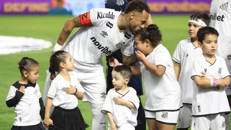 Torcedora do Santos chora ao cantar hino abraçada com Neymar; vídeo