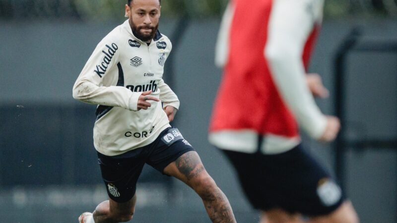 Fora de viagem do Santos, Neymar treina no CT Rei Pelé