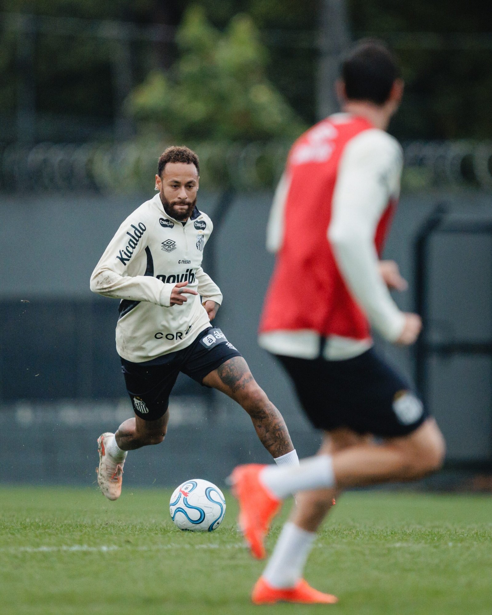 Fora de viagem do Santos, Neymar treina no CT Rei Pelé