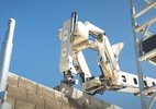 Fim do pedreiro? Robô construtor carrega materiais e ajuda a subir casas
