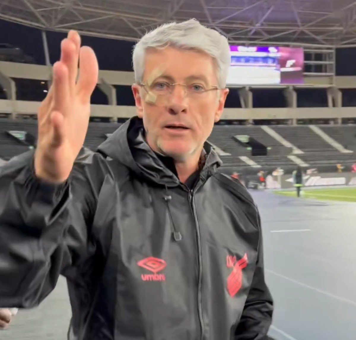 Odair elogia jogo do Athletico, e brinca sobre olho machucado: “Se Leozinho não jogar mais, já sabem”