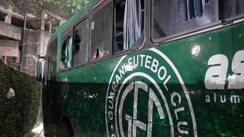 Torcida do Guarani apedreja ônibus do time após eliminação na Série C