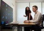 Dupla de cientistas cria IA focada em física que supera Google e Anthropic