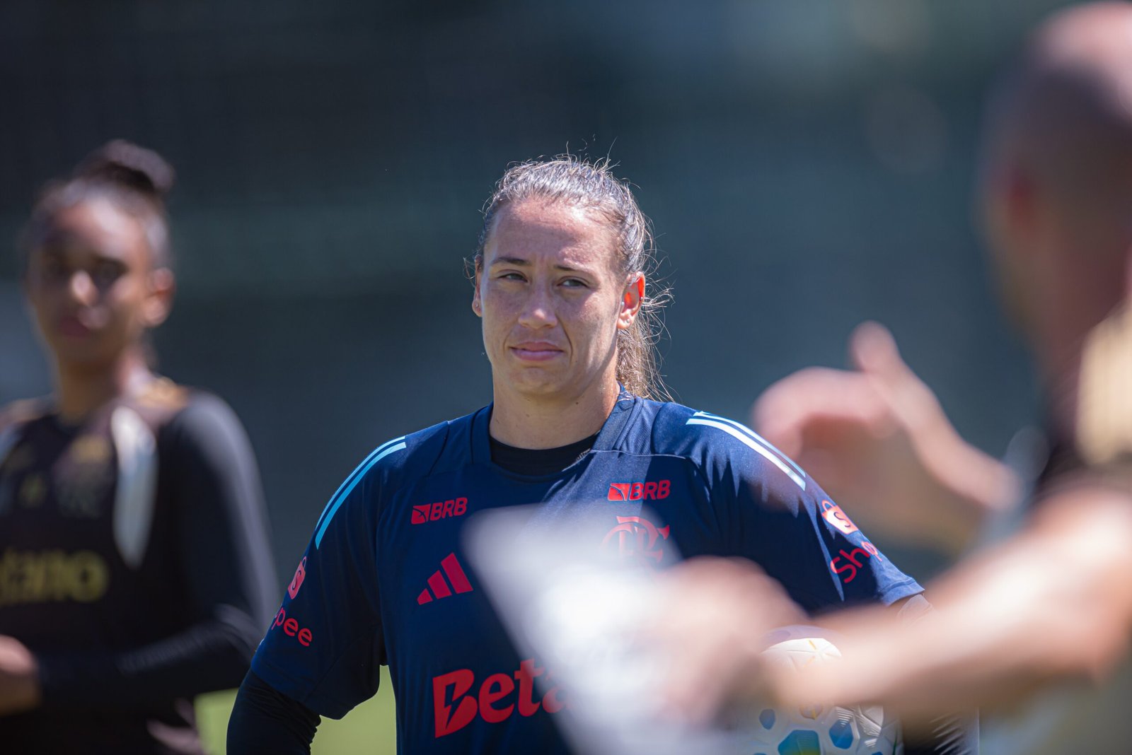 Goleira do Flamengo, Vivi Holzel destaca evolução da posição e mira jogo com a Ferroviária