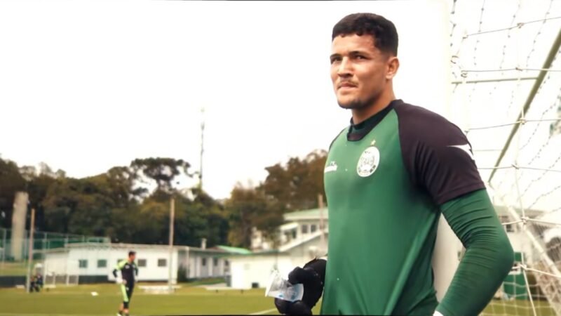 Pedro Rangel volta a treinar com elenco do Coritiba somente três semanas após cirurgia no joelho