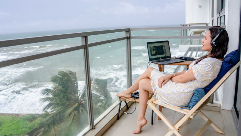Beber, fumar, usar pijama, fazer tarefas domésticas e mais: o que pode dar problema no home office?