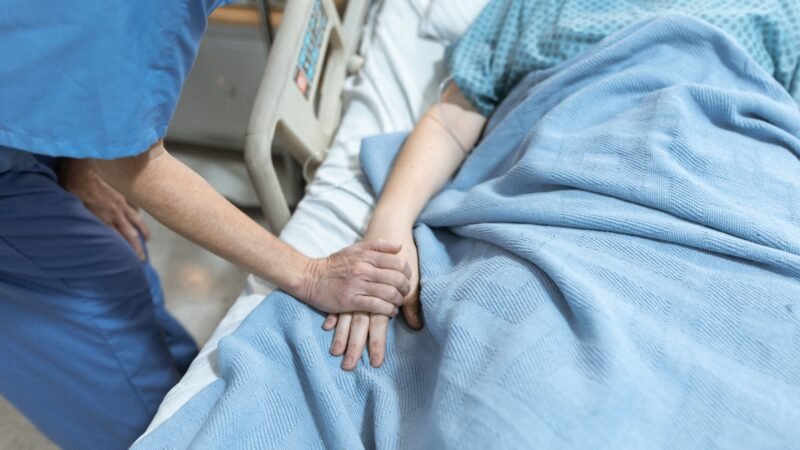 França promulga lei que permite assistência para morrer
