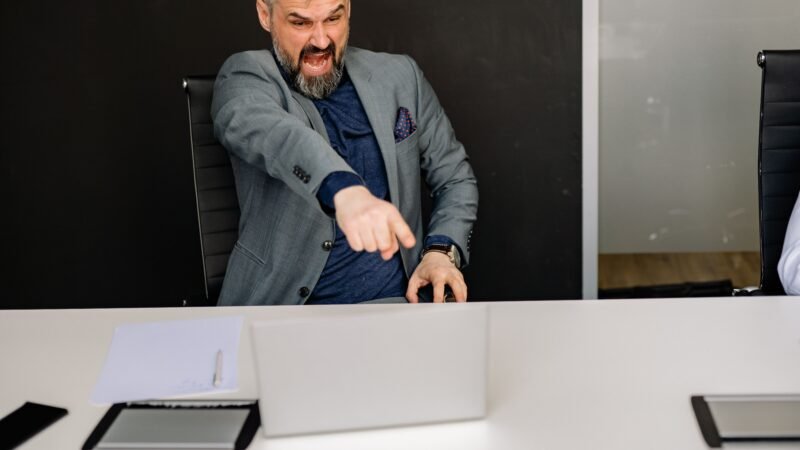 Trabalhadores veem empresas tolerarem abusos de chefes que entregam resultados