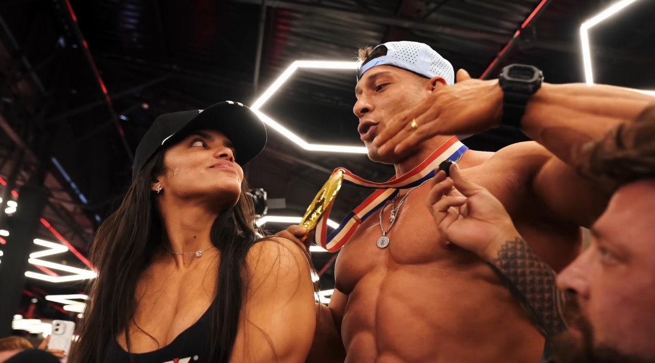 Vit Viana pausa busca pelo pro card para apoiar marido Ramon Dino no Mr. Olympia: “Foco agora é ele”