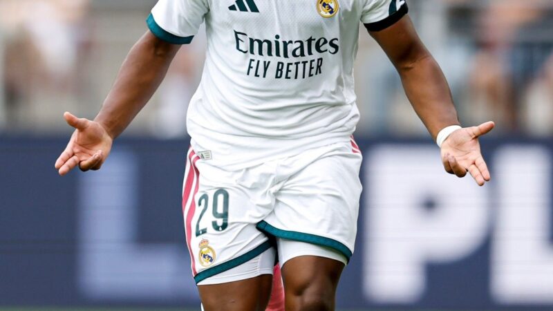 Endrick recebe a camisa 9 do Real Madrid para a temporada 2026/27