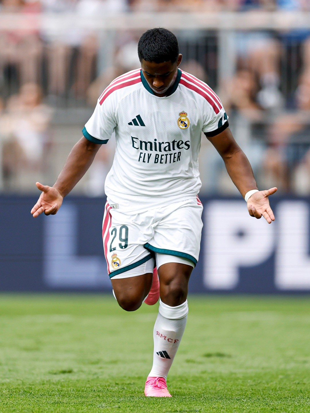 Endrick recebe a camisa 9 do Real Madrid para a temporada 2026/27