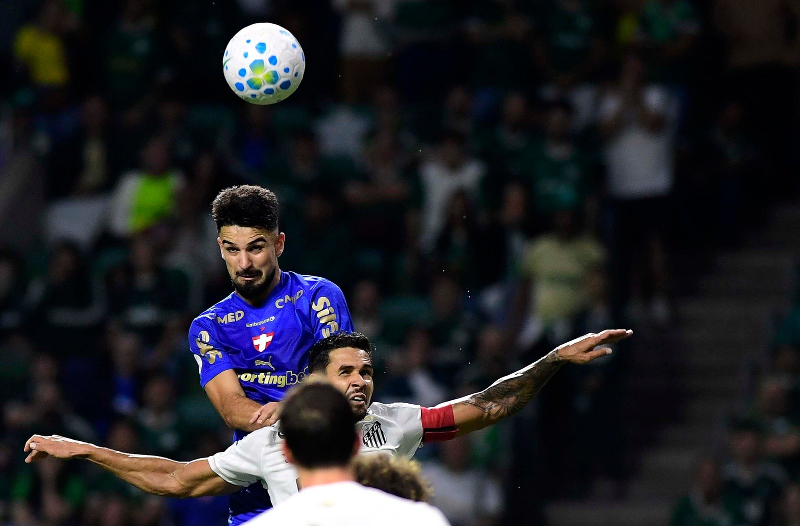 Quem é que sobe? Flaco López atinge 2,40m de altura em gol do Palmeiras contra o Santos