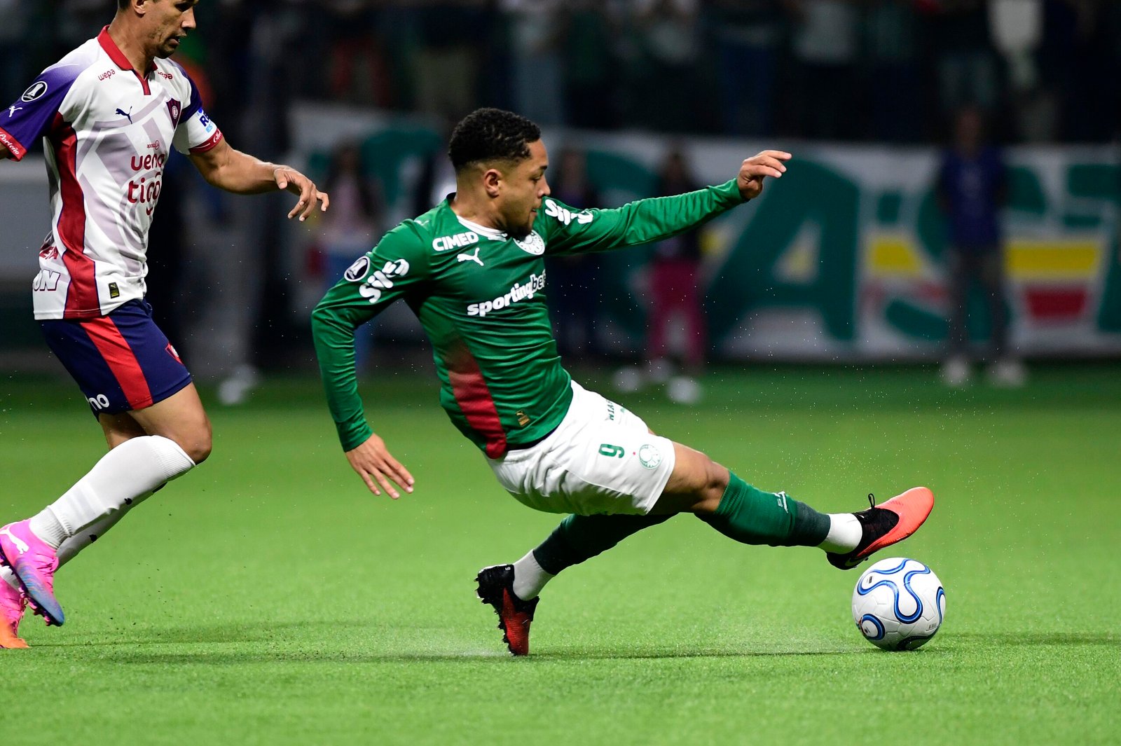 Vitor Roque diz buscar ritmo no Palmeiras e recebe elogio de Abel: “Está guardado para a hora certa”