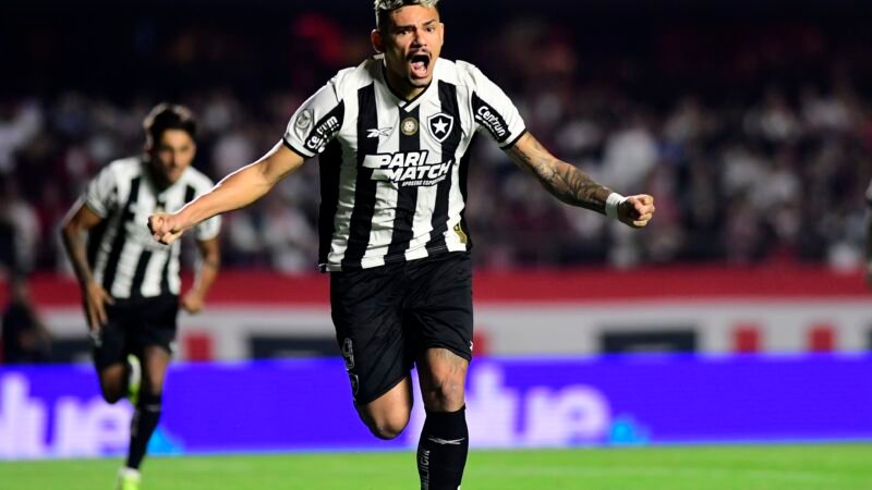 Botafogo negocia retorno do atacante Tiquinho Soares