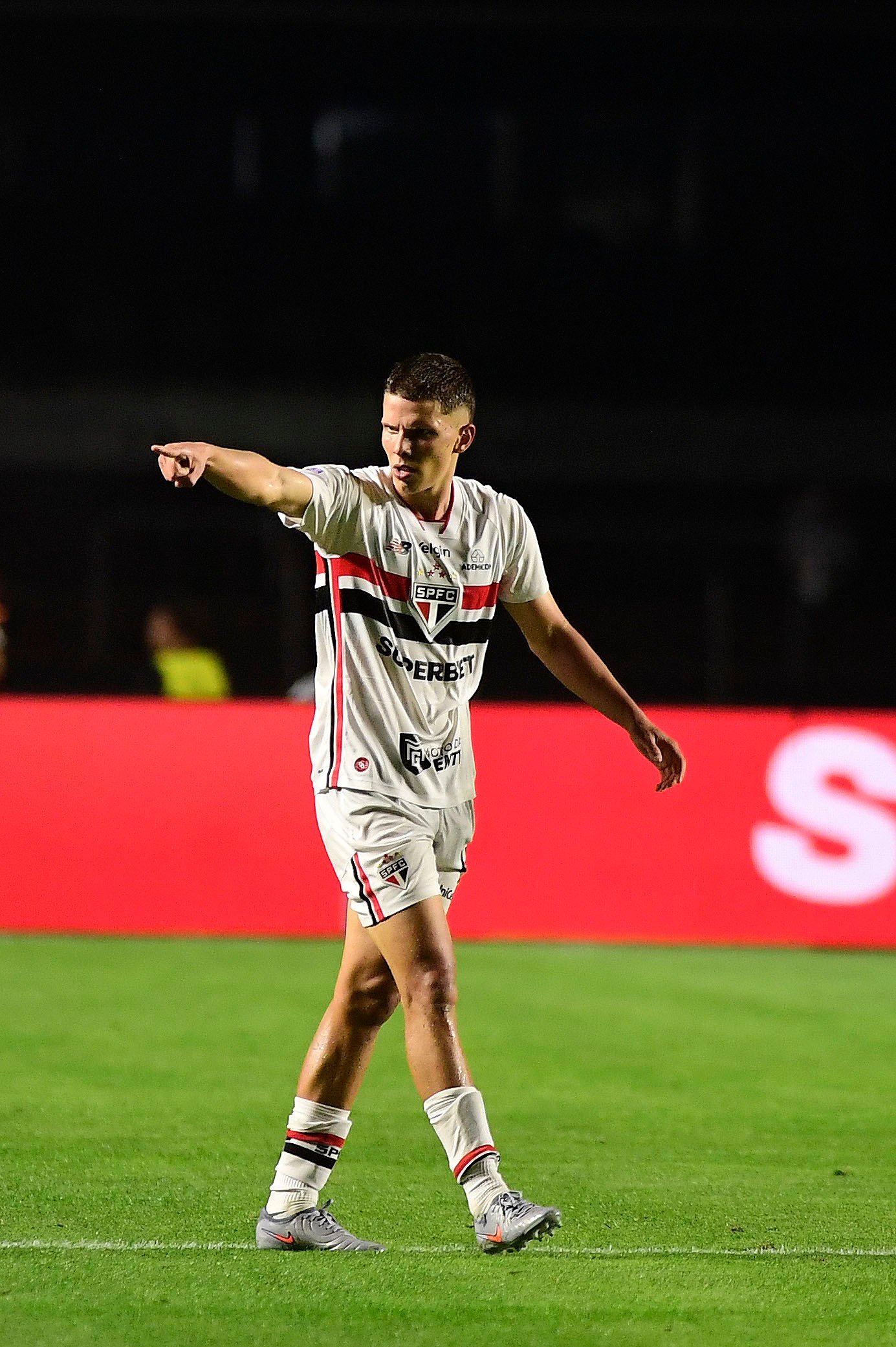 Gustavo Santana revela conselhos, faz primeiro gol no profissional e garante vitória do São Paulo