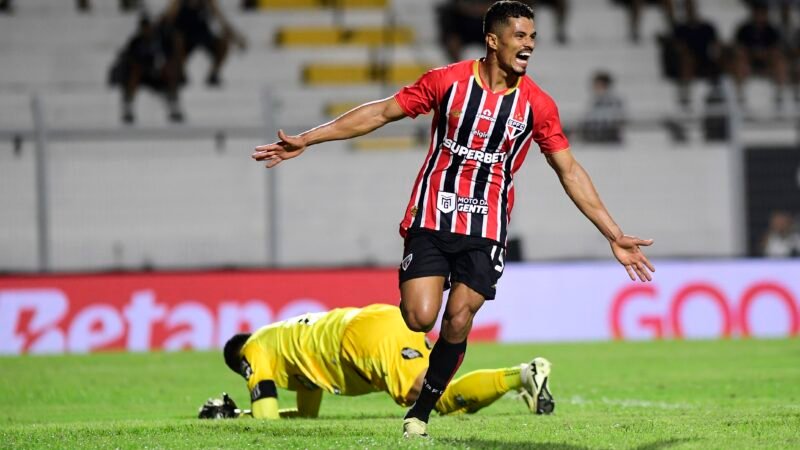 Intocável na lateral, Lucas Ramon pode atingir maior sequência como titular do São Paulo no ano