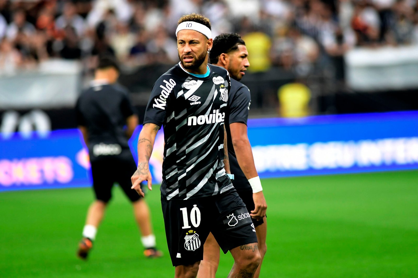 Inspiração em Memphis? Neymar usa faixa na cabeça em clássico entre Corinthians x Santos