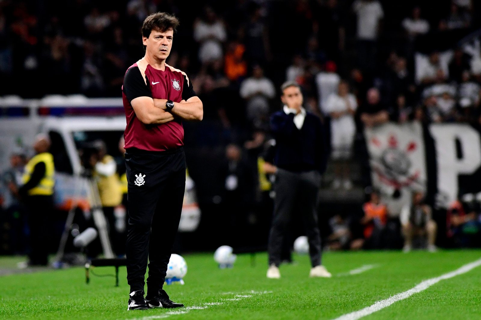 Diniz explica escalação do Corinthians e retoma esperança por renovação de Memphis