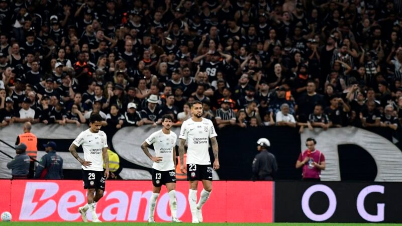 Corinthians é absolvido pelo STJD por arremesso de copos e invasão de campo contra o Cruzeiro