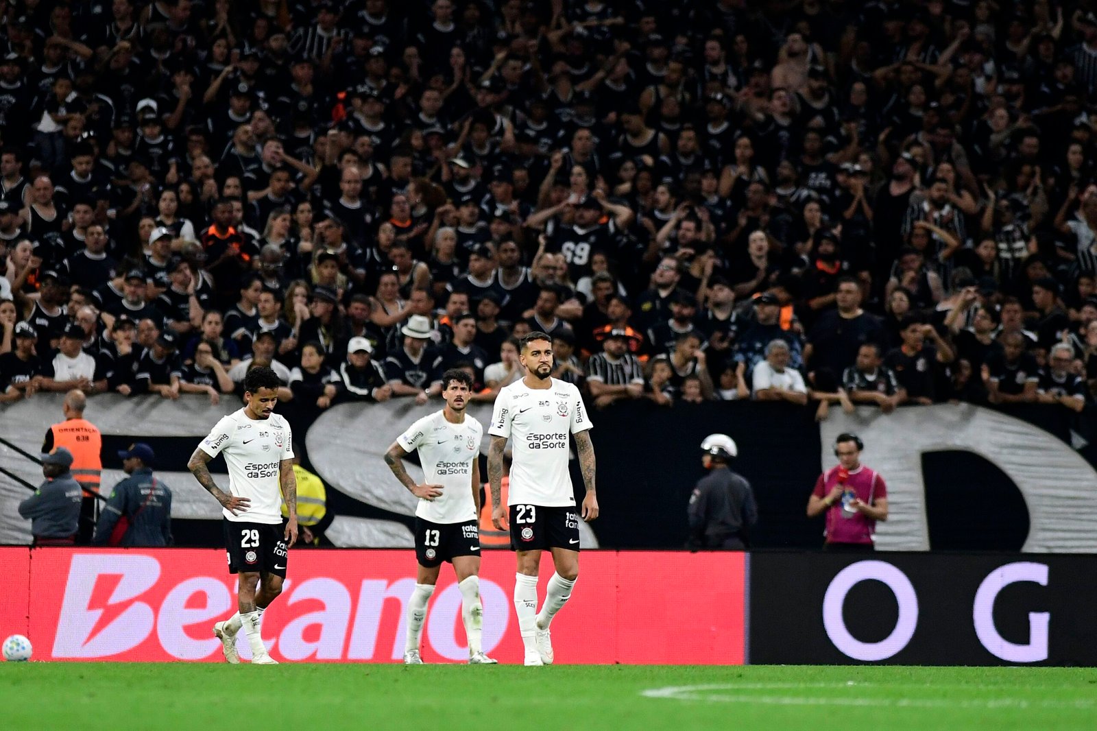 Corinthians é absolvido pelo STJD por arremesso de copos e invasão de campo contra o Cruzeiro