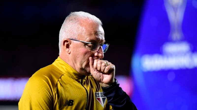 Dorival abre espaço para garotos e entende dificuldade do São Paulo na busca por reforços