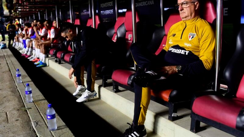São Paulo sofre gols em oito jogos seguidos, e Dorival busca solução com mudanças na zaga