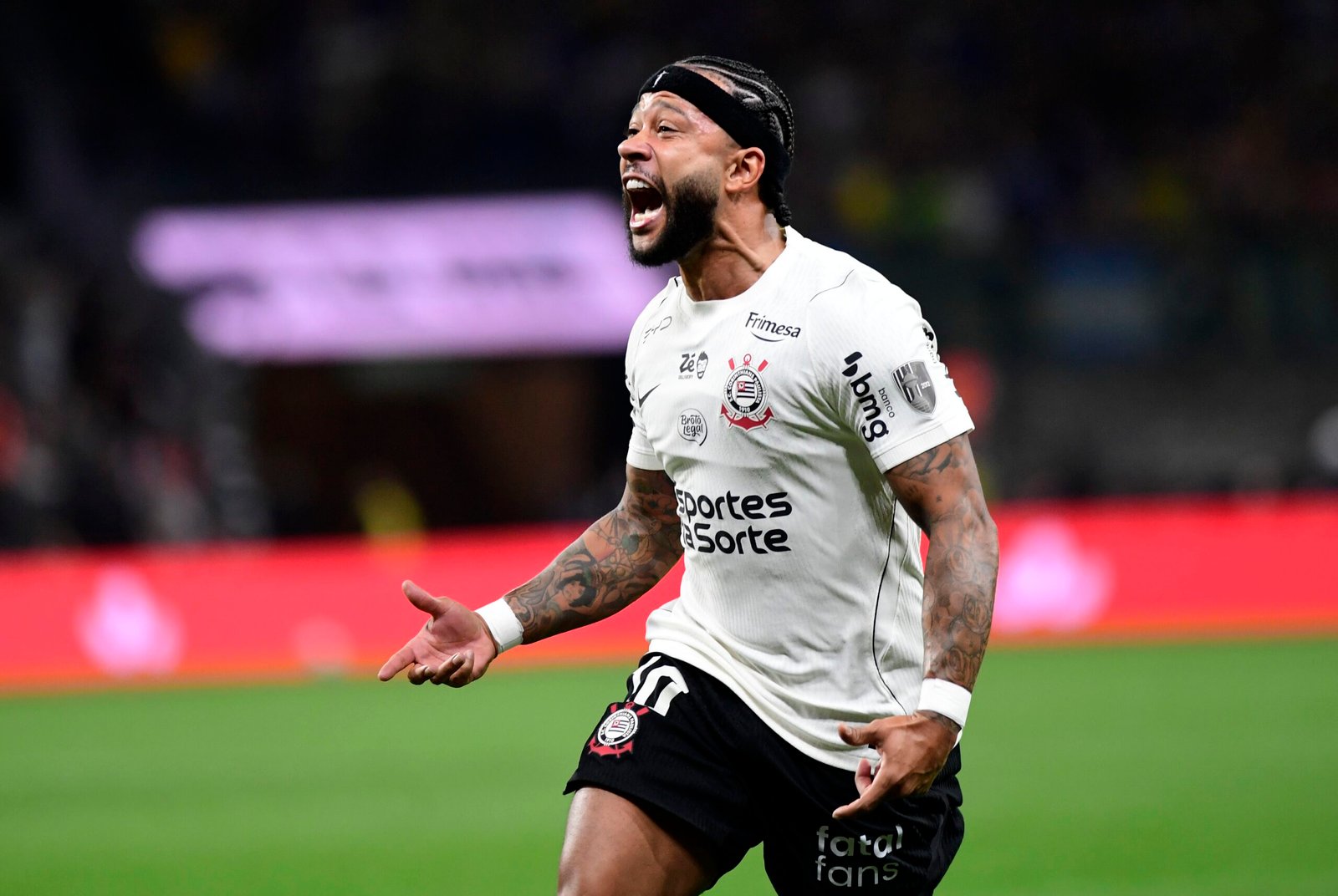 Memphis faz apelo à torcida do Corinthians após clipe polêmico: “Não interpretem mal a mensagem”