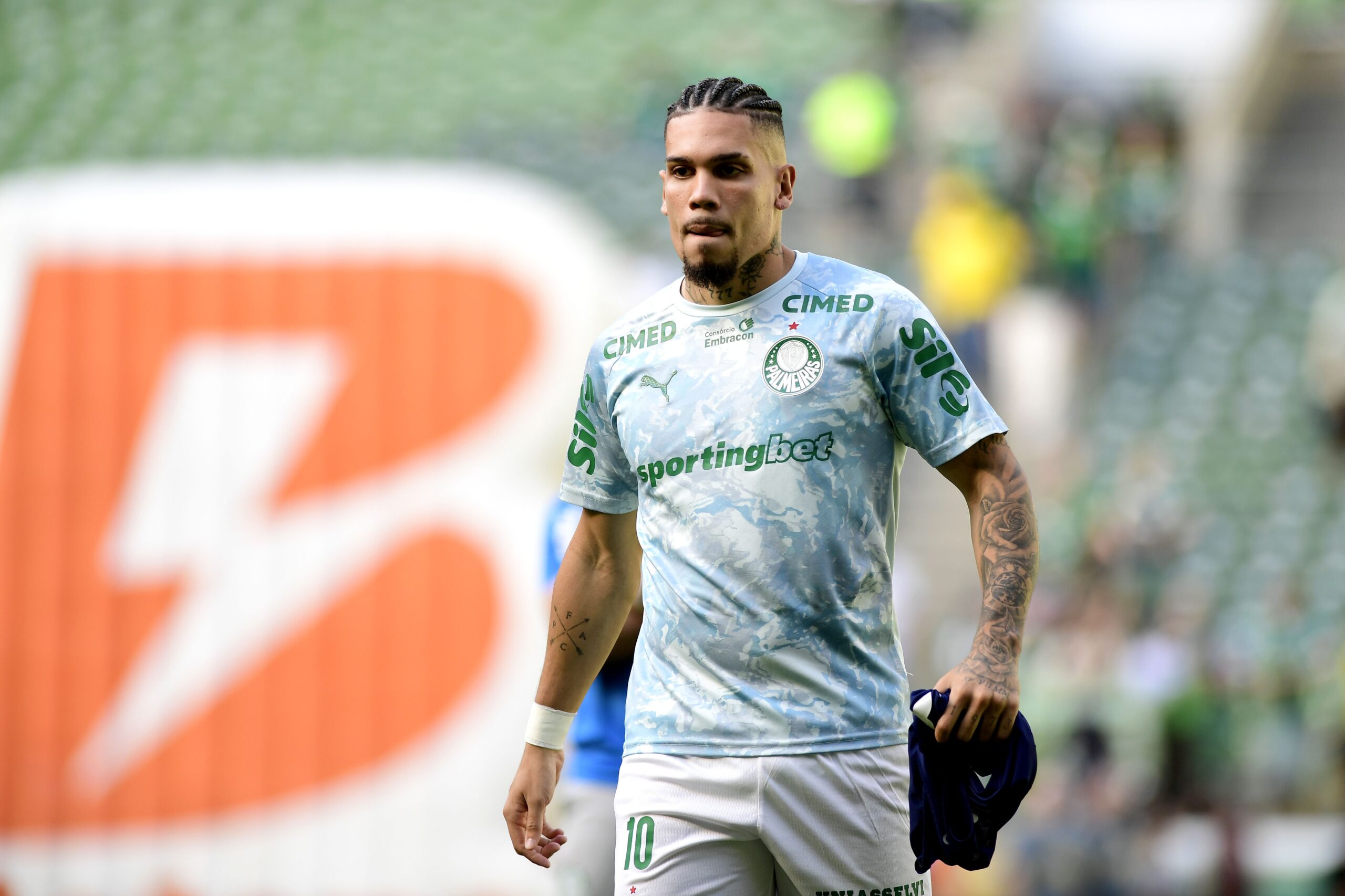 Paulinho sofre com novo problema físico e desfalca Palmeiras pelo segundo jogo seguido