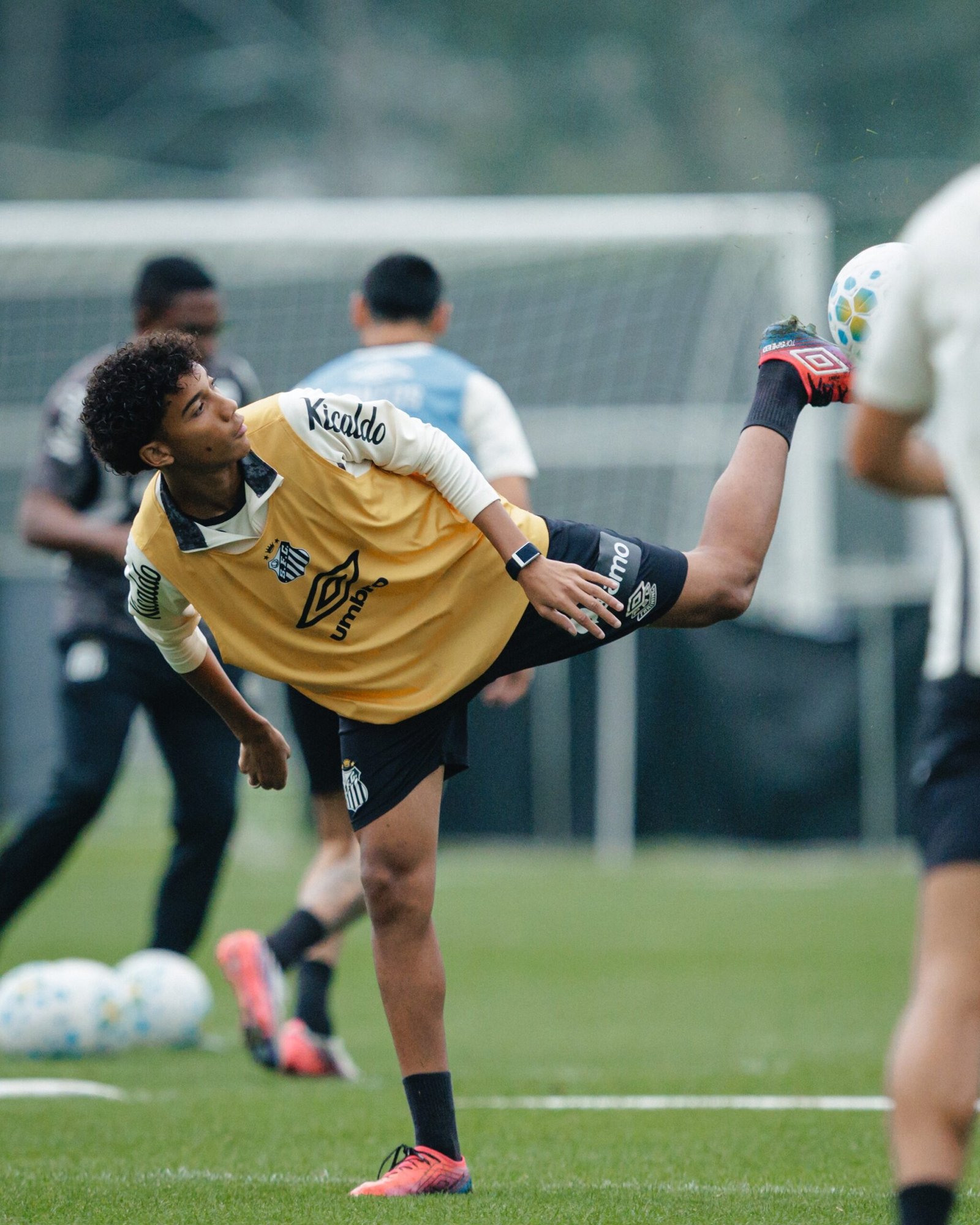 Robinho Jr. passa de um mês sem jogar e vive “geladeira” no Santos