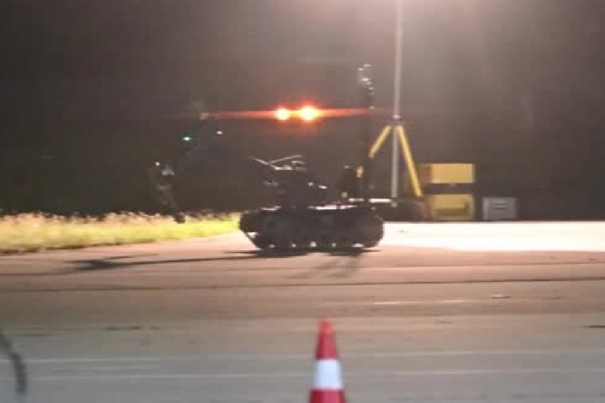 Avião de carga faz pouso forçado após colisão no ar na Alemanha; drone com explosivo é encontrado em aeroporto