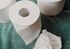 Afinal, pode jogar papel higiênico no vaso sanitário? Entenda os riscos