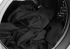 Como evitar fiapos em roupas pretas durante a lavagem? Aprenda truque