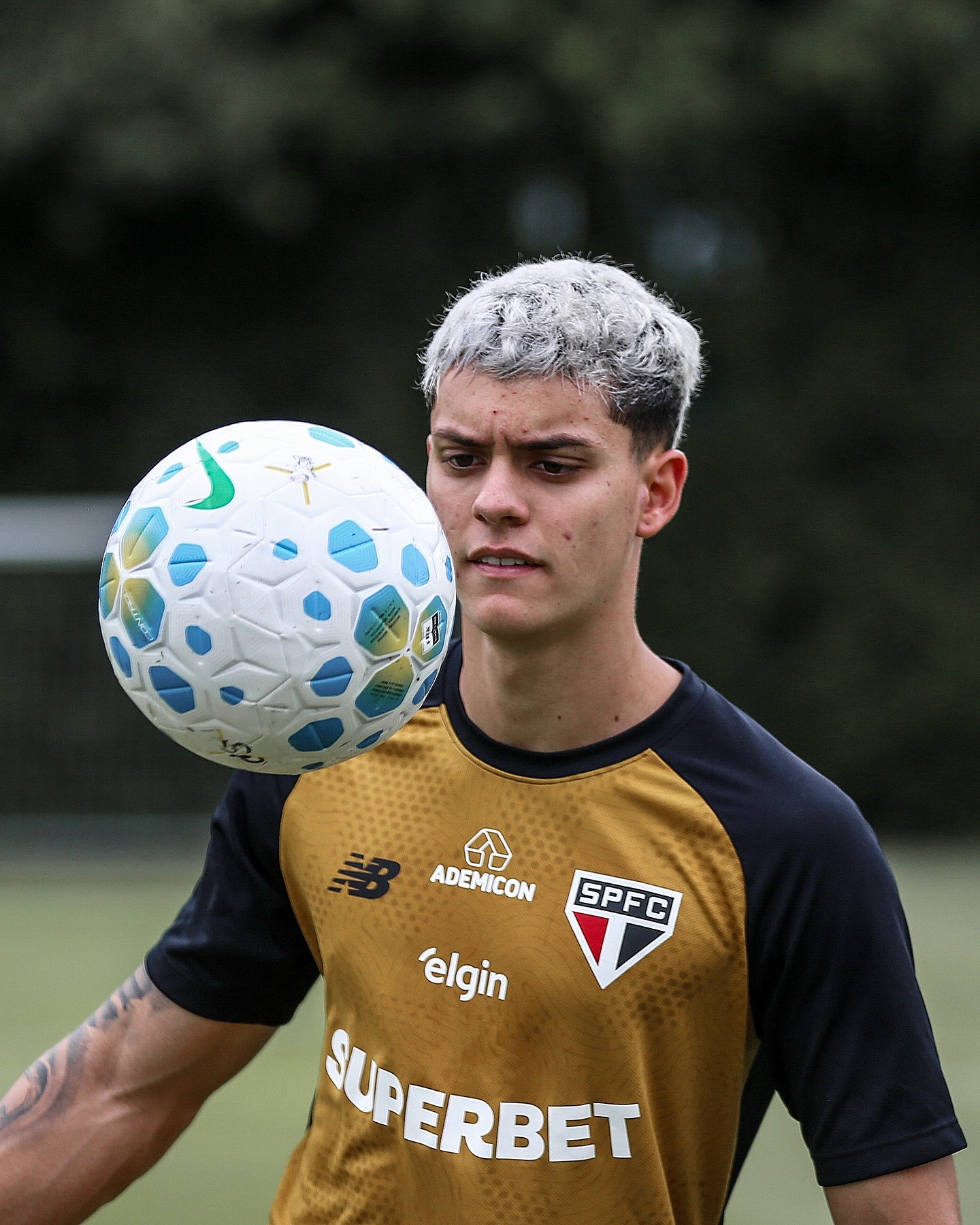 Lucca sofre acidente de carro após treino do São Paulo e é hospitalizado