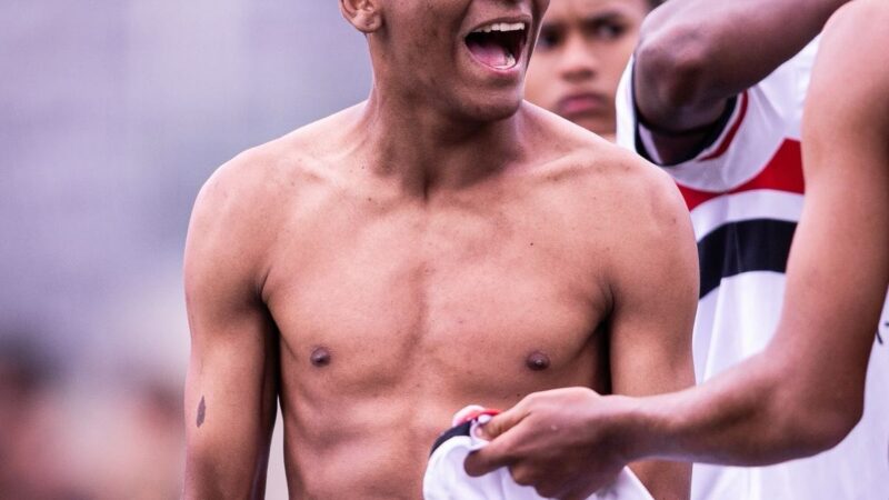Meia da base do São Paulo é morto a tiros durante jogo em Maceió