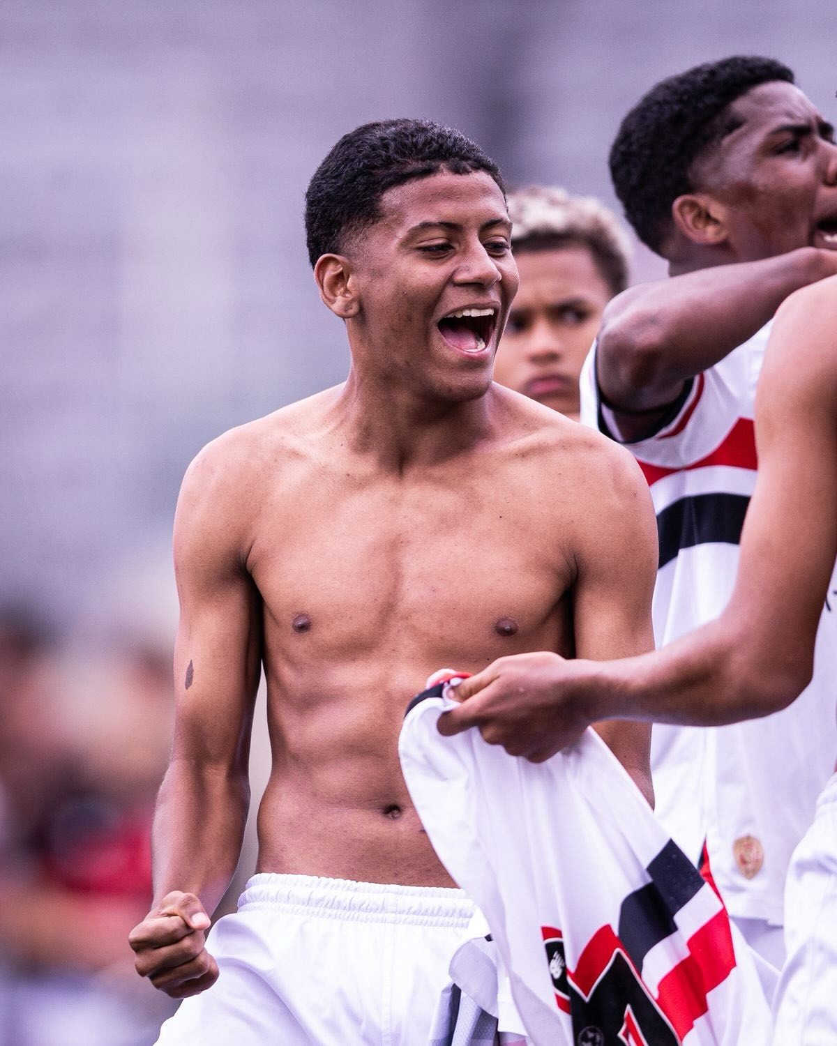 Meia da base do São Paulo é morto a tiros durante jogo em Maceió