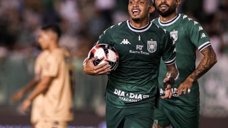 Hélio dos Anjos revela que Goiás tem interesse em atacante artilheiro da Série D