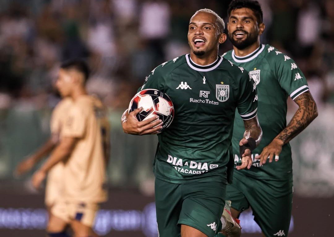 Hélio dos Anjos revela que Goiás tem interesse em atacante artilheiro da Série D