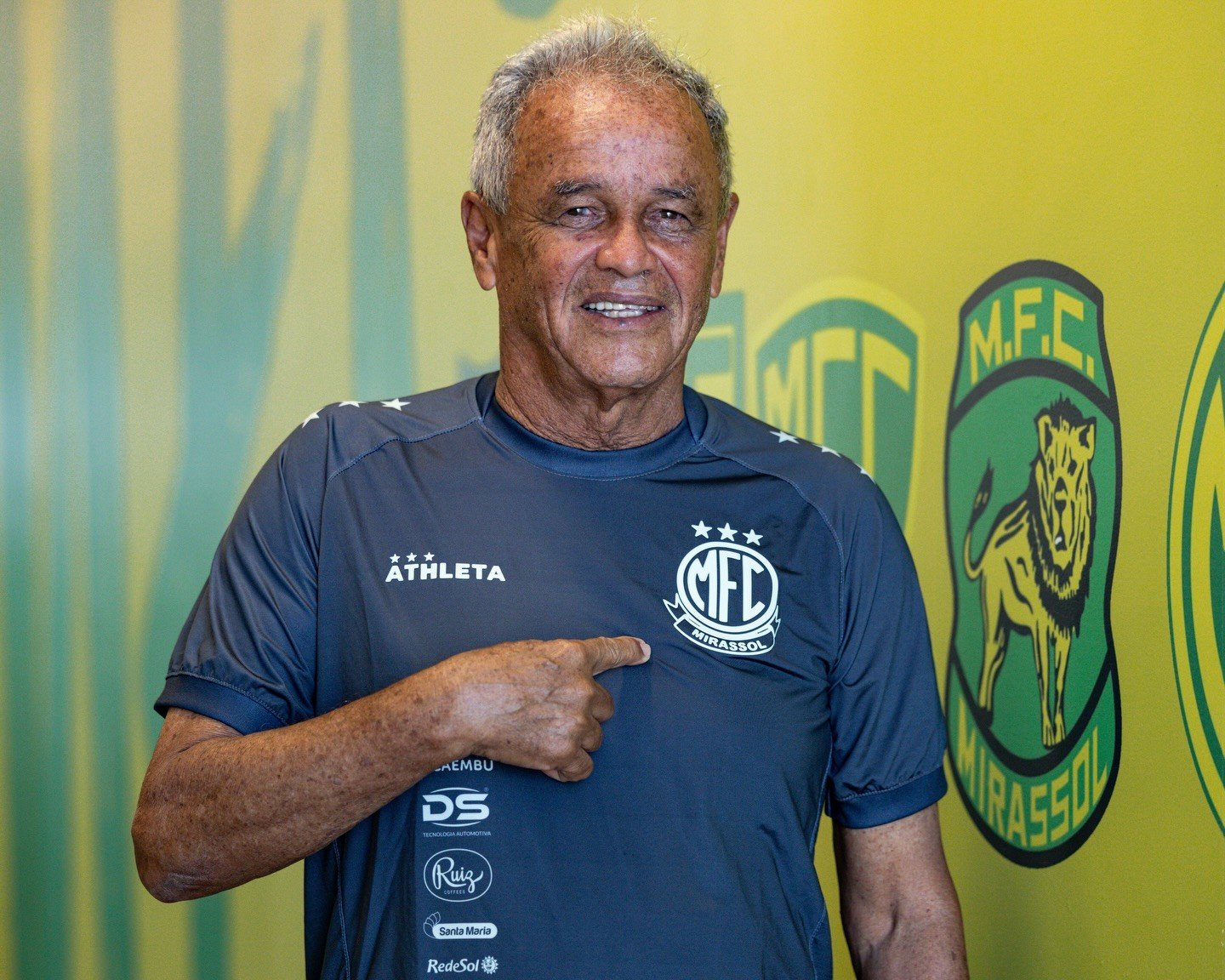 Nacional de Patos anuncia técnico Roberval Davino para disputa da Copa Paraíba