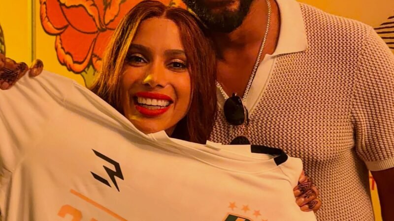 Campeão do Super Bowl XLVIII curte show e interage com Anitta no Rio