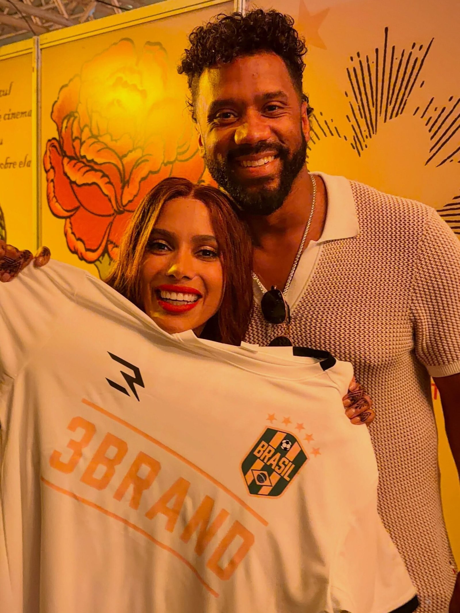 Campeão do Super Bowl XLVIII curte show e interage com Anitta no Rio