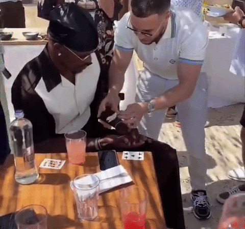 Mágico surpreende Jimmy Butler com cobra durante truque de cartas; veja vídeo
